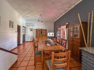 Casa de 3 dormitorios con quincho, pileta y cochera
