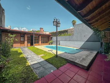 Casa de 3 dormitorios con quincho, pileta y cochera