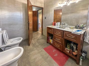 Casa de 3 dormitorios con quincho, pileta y cochera
