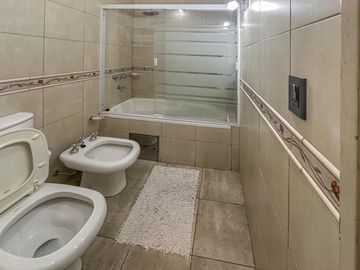 Casa de 3 dormitorios con quincho, pileta y cochera