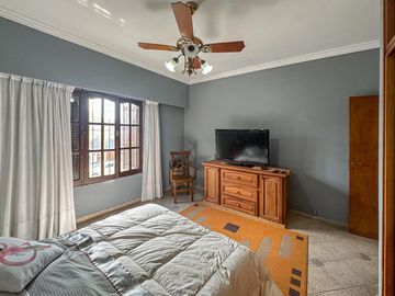 Casa de 3 dormitorios con quincho, pileta y cochera
