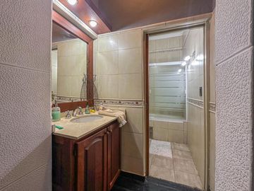 Casa de 3 dormitorios con quincho, pileta y cochera