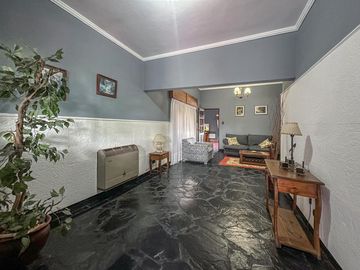 Casa de 3 dormitorios con quincho, pileta y cochera