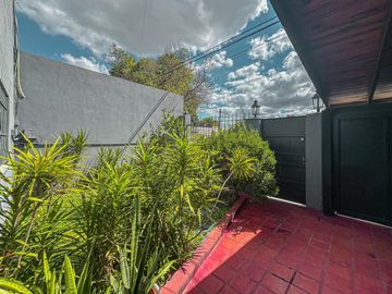 Casa de 3 dormitorios con quincho, pileta y cochera