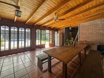 Casa de 3 dormitorios con quincho, pileta y cochera