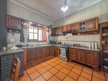 Casa de 3 dormitorios con quincho, pileta y cochera