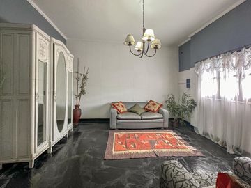Casa de 3 dormitorios con quincho, pileta y cochera
