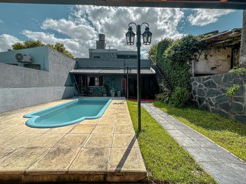 Casa de 3 dormitorios con quincho, pileta y cochera