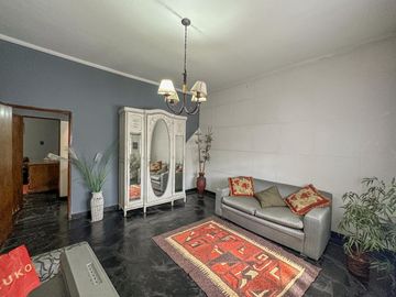Casa de 3 dormitorios con quincho, pileta y cochera