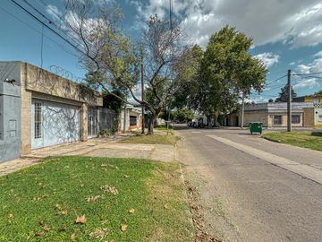 Casa de 3 dormitorios con quincho, pileta y cochera