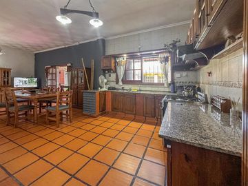 Casa de 3 dormitorios con quincho, pileta y cochera
