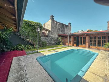 Casa de 3 dormitorios con quincho, pileta y cochera