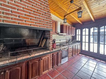 Casa de 3 dormitorios con quincho, pileta y cochera