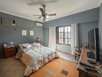Casa de 3 dormitorios con quincho, pileta y cochera