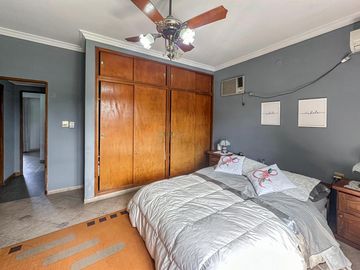 Casa de 3 dormitorios con quincho, pileta y cochera