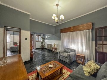Casa de 3 dormitorios con quincho, pileta y cochera