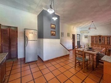Casa de 3 dormitorios con quincho, pileta y cochera