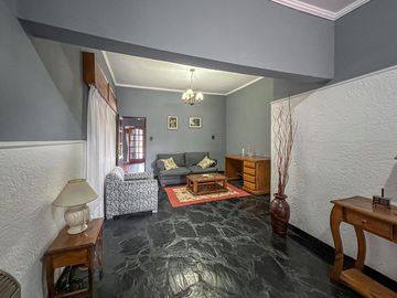 Casa de 3 dormitorios con quincho, pileta y cochera