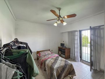 Casa de 3 dormitorios con quincho, pileta y cochera