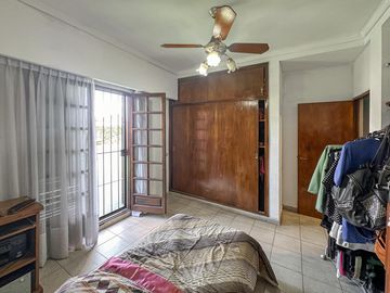 Casa de 3 dormitorios con quincho, pileta y cochera