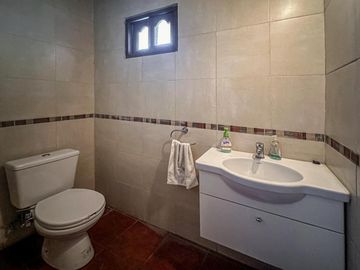 Casa de 3 dormitorios con quincho, pileta y cochera