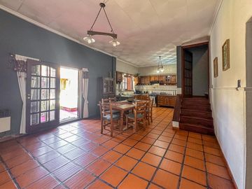 Casa de 3 dormitorios con quincho, pileta y cochera