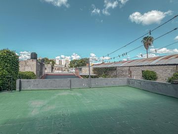 Casa de 3 dormitorios con quincho, pileta y cochera