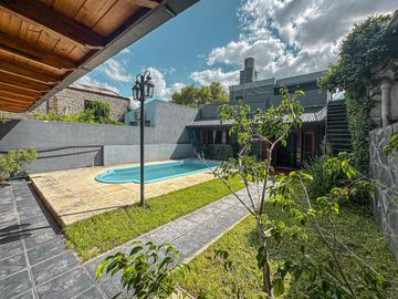 Casa de 3 dormitorios con quincho, pileta y cochera