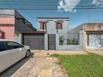Casa de 3 dormitorios con quincho, pileta y cochera