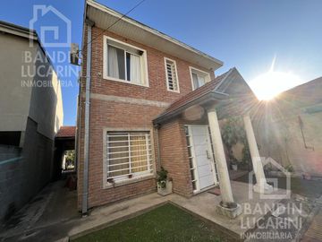 Casa en Venta en Berazategui. Dos casas. Ideal familia grande o dos familias.