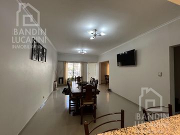 Casa en Venta en Berazategui. Dos casas. Ideal familia grande o dos familias.