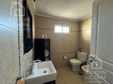 Casa en Venta en Berazategui. Dos casas. Ideal familia grande o dos familias.