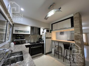 Casa en Venta en Berazategui. Dos casas. Ideal familia grande o dos familias.