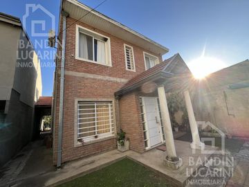 Casa en Venta en Berazategui. Dos casas. Ideal familia grande o dos familias.