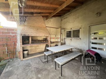 Casa en Venta en Berazategui. Dos casas. Ideal familia grande o dos familias.