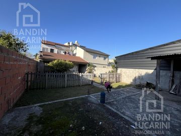 Casa en Venta en Berazategui. Dos casas. Ideal familia grande o dos familias.
