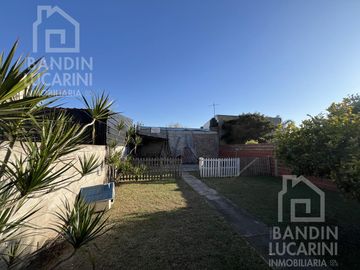 Casa en Venta en Berazategui. Dos casas. Ideal familia grande o dos familias.