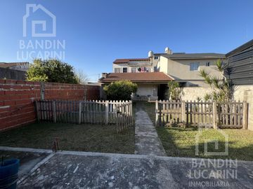Casa en Venta en Berazategui. Dos casas. Ideal familia grande o dos familias.
