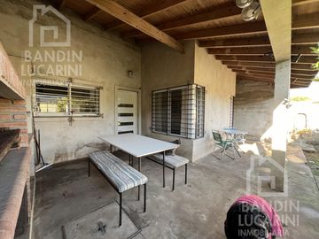 Casa en Venta en Berazategui. Dos casas. Ideal familia grande o dos familias.