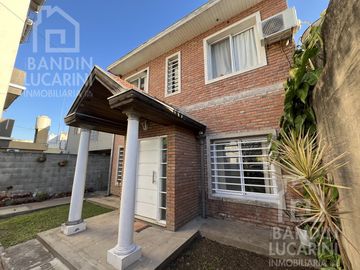 Casa en Venta en Berazategui. Dos casas. Ideal familia grande o dos familias.