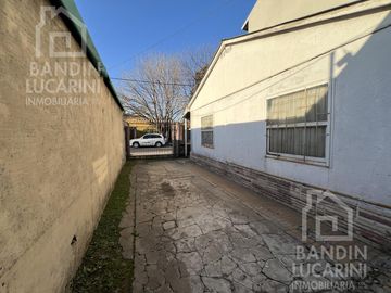 Casa en Venta en Berazategui. Dos casas. Ideal familia grande o dos familias.