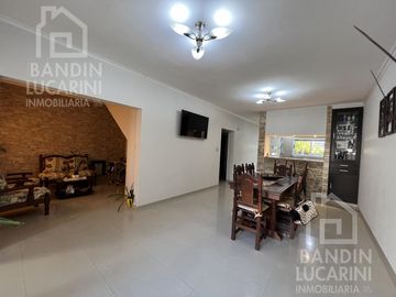 Casa en Venta en Berazategui. Dos casas. Ideal familia grande o dos familias.