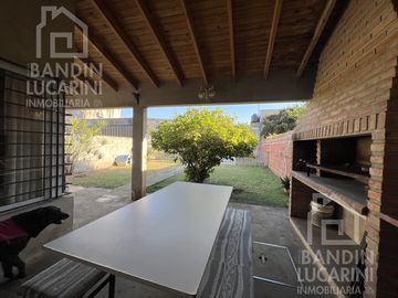Casa en Venta en Berazategui. Dos casas. Ideal familia grande o dos familias.