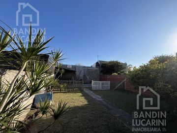 Casa en Venta en Berazategui. Dos casas. Ideal familia grande o dos familias.