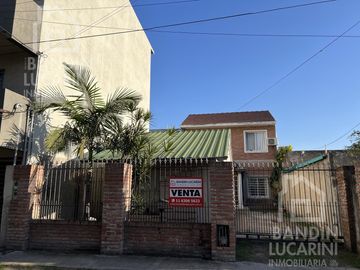Casa en Venta en Berazategui. Dos casas. Ideal familia grande o dos familias.