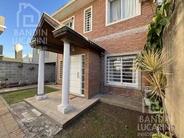 Casa en Venta en Berazategui. Dos casas. Ideal familia grande o dos familias.