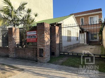 Casa en Venta en Berazategui. Dos casas. Ideal familia grande o dos familias.