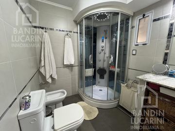 Casa en Venta en Berazategui. Dos casas. Ideal familia grande o dos familias.