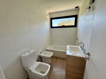 VENTA DE CASA EN SAN SEBASTIAN AREA 12 - 4 AMBIENTES