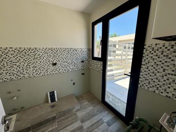 VENTA DE CASA EN SAN SEBASTIAN AREA 12 - 4 AMBIENTES